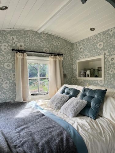 韦斯特波特The Hazel Hut的卧室在窗户前配有一张大床