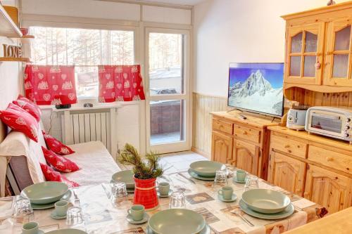 布勒伊-切尔维尼亚Marcolski Home - Schuss 1的一间带桌子和电视的用餐室