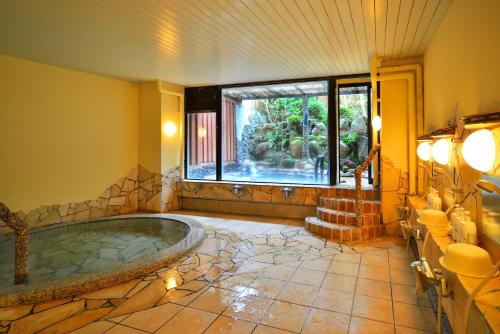长崎稻佐山观光酒店的一间带大窗户和浴缸的浴室