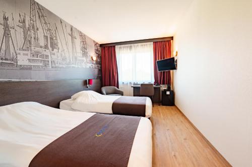 鹿特丹鹿特丹南巴斯蒂欧酒店的一间酒店客房,设有两张床和电视