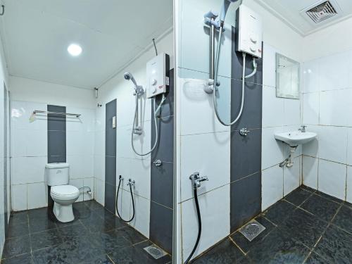 瓜拉丁加奴Super OYO 90364 Hotel Gemilang的带淋浴、卫生间和盥洗盆的浴室