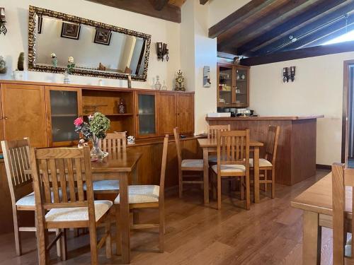 索托德尔瓦尔科Hotel Rural Foncubierta的一间带桌椅和镜子的用餐室