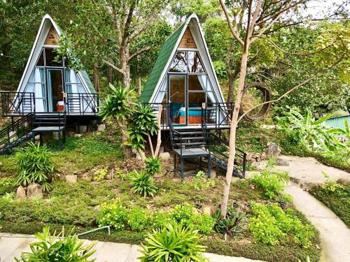 昆岛Homestay De la Rosa - Côn Đảo的花园中带绿色屋顶的小房子