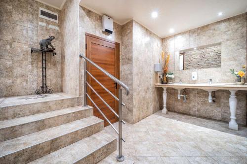 多布里奇Hotel Rivera的一间带楼梯、淋浴和盥洗盆的浴室