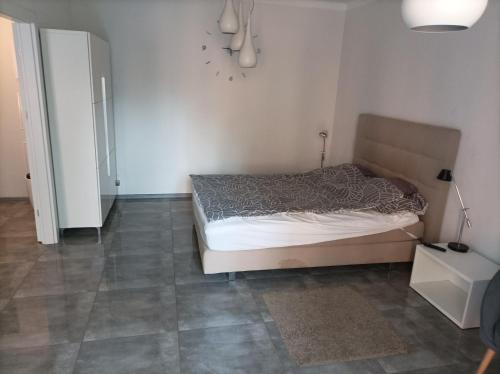 科沙林Przy Katedrze的卧室配有1张床,铺有瓷砖地板。