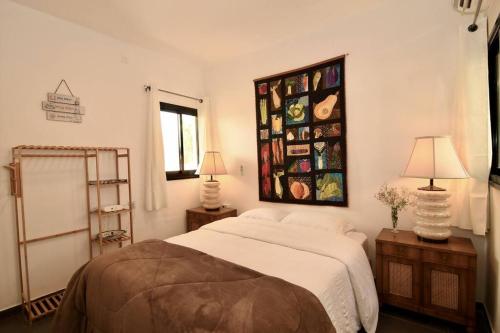 纳哈里亚Hoffman Executive Suites - Beachfront Nahariya的一间卧室配有一张大床和两盏灯。