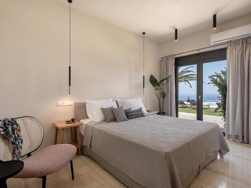Tria MonastiriaVilla Heora - The Floating Residence的一间卧室配有一张床,享有海景