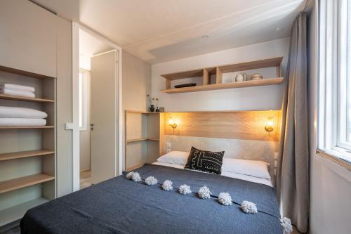 卡瓦利诺卡萨维奥露营酒店的一间卧室设有床、窗户和书架