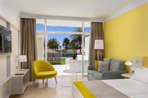 英格兰海滩Abora Catarina by Lopesan Hotels的酒店客房设有床和客厅。