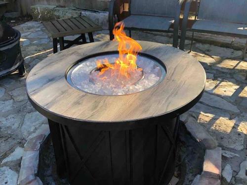 奥斯汀The Armadillo Cabin - Cabins At Rim Rock的圆木桌子,里面放着火