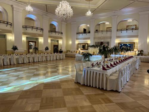 鲁达希隆斯卡Hotel Adria的宴会厅配有一排桌椅