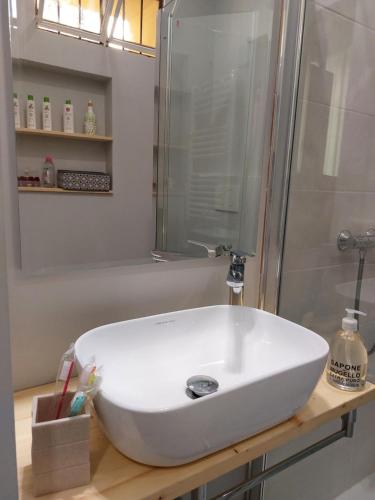 米兰2 Via Fabio Mangone的浴室配有白色水槽和淋浴。