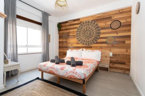 阿利坎特Big Room Happy Alicante的一间卧室设有木墙和一张床