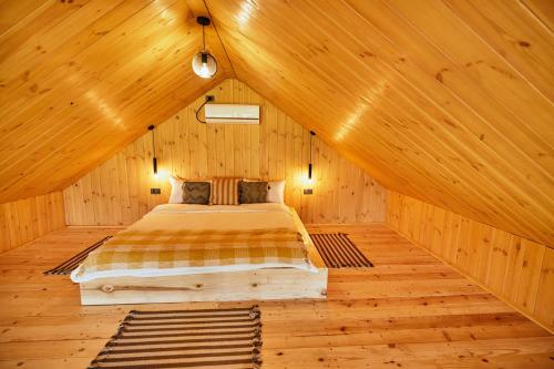 泽尔内什蒂Scandinave Chalet Bran的小木屋内一间卧室,配有一张床
