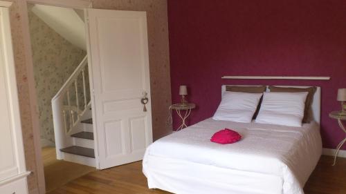阿宰勒里多La Maison des Renaudières的卧室配有白色床,上面有粉红色的花朵