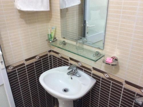 Thach Loi映阳酒店的一间带水槽和镜子的浴室