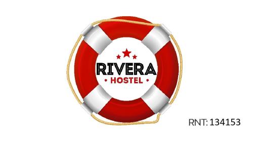 圣玛尔塔Rivera Hostel的带有肋排标志的足球球