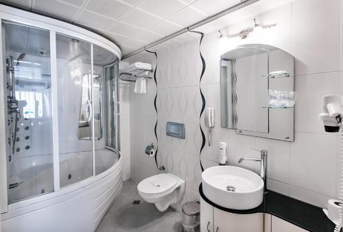 库萨达斯德里奇酒店的白色的浴室设有水槽和卫生间。