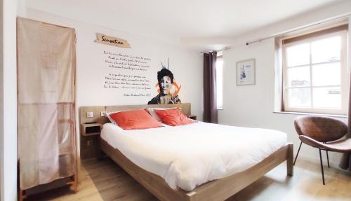 沙勒维尔-梅济耶尔Appartement12.com的一间卧室配有一张带橙色枕头的大床