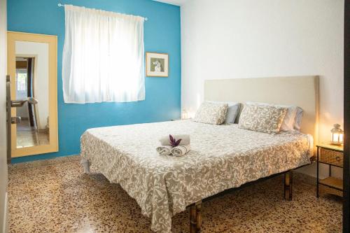 卡莫纳Preciosa y confortable casa de campo con piscina y chimenea的一间卧室配有一张床,上面有一把剪刀