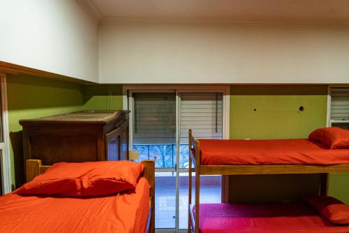 圣达菲OLO Hostel的绿墙客房内的两张床