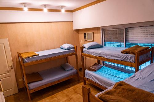 圣达菲OLO Hostel的客房设有三张双层床和一扇窗户。