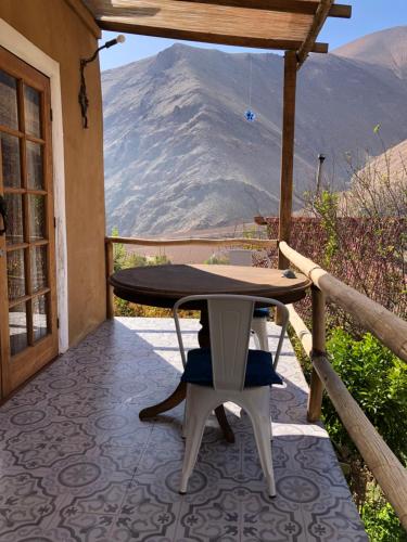 皮斯科艾齐卡巴纳斯埃尔齐米斯塔酒店的山地庭院的桌椅