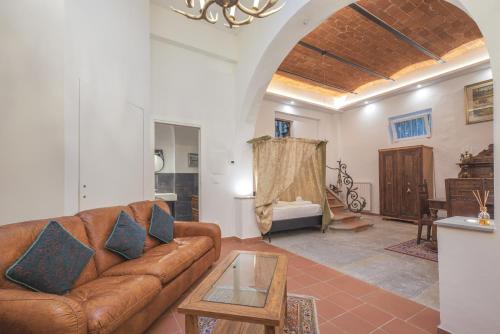 佛罗伦萨Casaldo's rooms的客厅配有棕色沙发和桌子