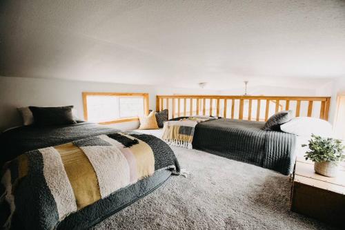 奥斯汀The Longhorn Cabin - Cabins at Rim Rock的一间卧室设有两张床和窗户。