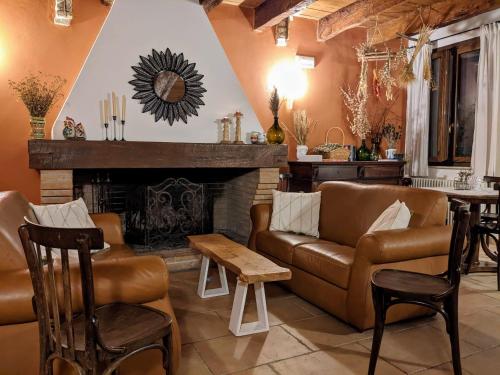 科蒂尼奥拉Casale Boschi - Rifugio di Pianura的带沙发和壁炉的客厅