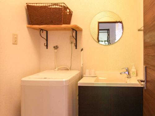 TōzatoKāchibai - Vacation STAY 21657v的一间带水槽和镜子的小浴室