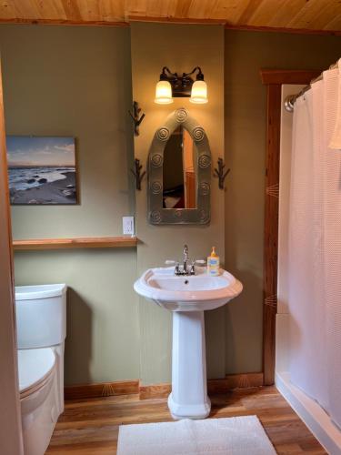 Port AliceFrigon Suite -Waterfront的一间带水槽和镜子的浴室
