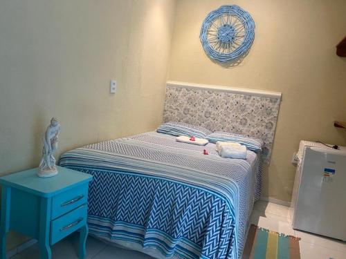 帕拉库鲁Pousada Paracuru Surf的一间小卧室,配有床和蓝色床头柜