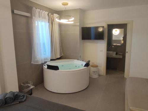 维拉西米乌斯Live Home Rooms的一间带浴缸的浴室位于客房中间