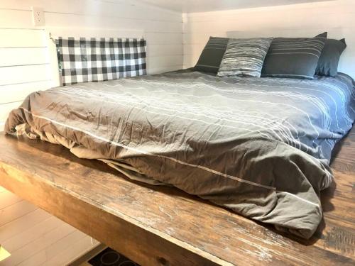 奥斯汀Fox Tiny Home - The Cabins at Rim Rock的卧室里一张木凳上的床