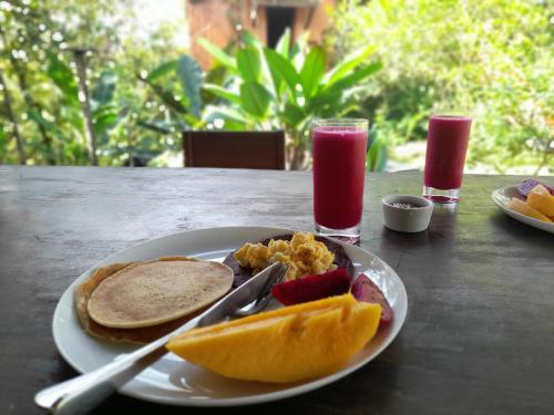San RafaelOnca Tours & Treehouses的桌上的早餐食品,包括烤面包和水果
