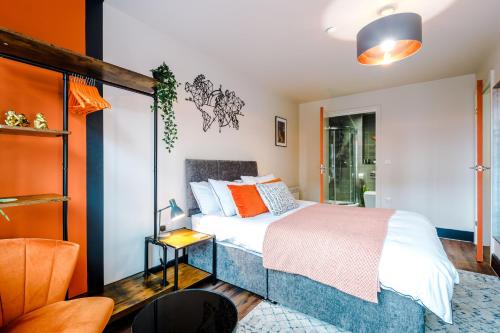 谢菲尔德Exceptional Rated Apartment Sheffield的一间卧室配有带白色床单和橙色枕头的床。