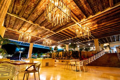 卡塔赫纳拉斯美洲卡萨德普拉亚酒店的配有桌椅和吊灯的房间