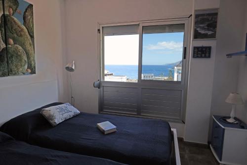 巴尔韦尔德Apartamento en La Caleta El Hierro的一间卧室配有床,窗户上书