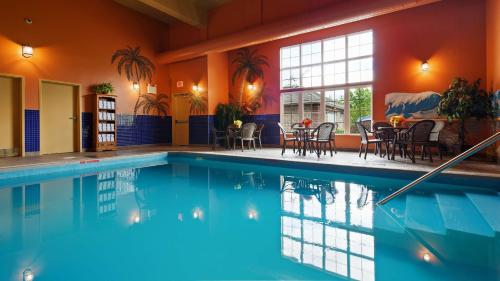 弗雷德里克顿弗雷德里克顿贝斯特韦斯特套房酒店 的一座带桌椅的别墅内的游泳池