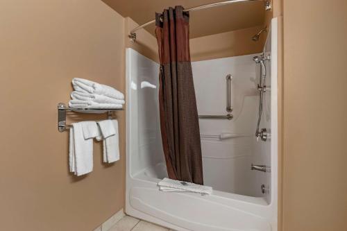 艾伯特亲王城马奎斯贝斯特韦斯特酒店的浴室内配有淋浴帘。