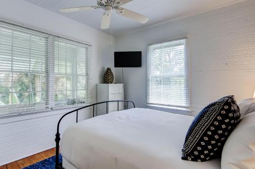 沙利文的岛Sullivan's Island Serenity的一间卧室配有一张床和吊扇