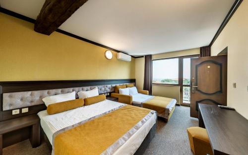 Brestnik布那拉家庭旅馆的酒店客房设有两张床和一张桌子。