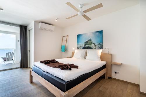 克拉伦代克Chogogo Dive & Beach Resort Bonaire的一间卧室配有一张壁画床