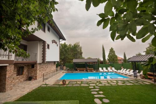Brestnik布那拉家庭旅馆的一座房子后院的游泳池