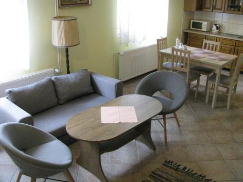 卡罗维发利Modern Apartment in Carlsbad with Garden的客厅配有沙发和桌椅