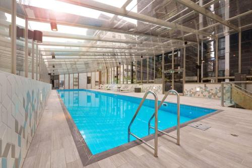 墨尔本Lux 3 Bedroom 2 Bathroom Apt Southbank的大楼内一个蓝色的大型游泳池