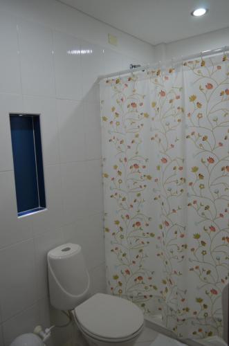 圣菲德安蒂奥基亚Hotel Primavera Santa Fe的浴室配有带卫生间的淋浴帘
