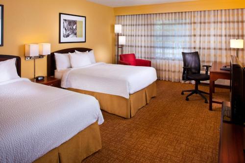 伯明翰伯明翰柱廊/汇景万怡酒店的酒店客房配有两张床和一张书桌