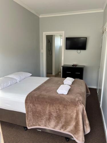 巴瑟尔顿热斯塔威尔汽车旅馆的一间卧室配有一张床,上面有两条毛巾